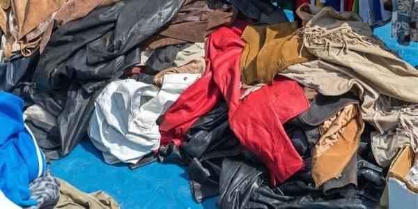 Entrümpelung in Cottbus: Berg aus Kleidung und Stoffen