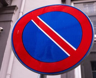 Halteverbotsschild an einer Hauswand – Halteverbotszone Cottbus