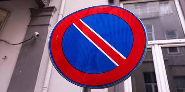 Halteverbotszone Cottbus: Halteverbotsschild an einer Hauswand