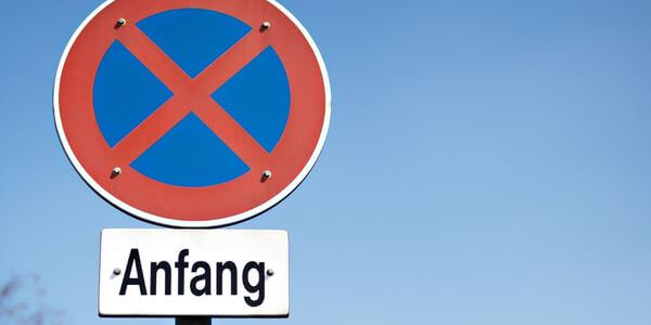 Halteverbotsschild mit Zusatzschild „Anfang“ – Halteverbotszone in Cottbus