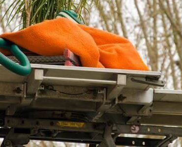 Möbellift transportiert ein Bündel Bettzeug nach oben – Möbellift in Cottbus