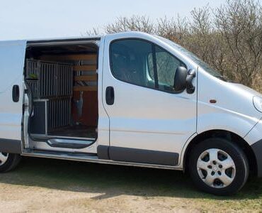 Weißer Transporter mit geöffneter Schiebetür – Transporter mieten in Cottbus