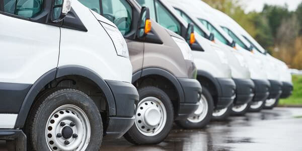Mehrere weiße Transporter nebeneinander – Transporter mieten in Cottbus